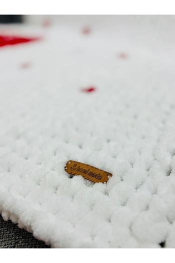 Meltem's Red Heart Motif? White Blanket