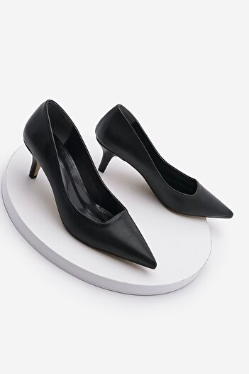 Marjin Loresta – Schwarze Stilettos mit dünnem Absatz – spitze Zehenpartie