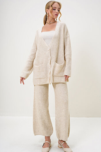 Trend Alaçatı Stili Women's Cream V-Neck Double Pocket Buttoned Knitwear Cardigan and Trousers Suit Alc-X13217