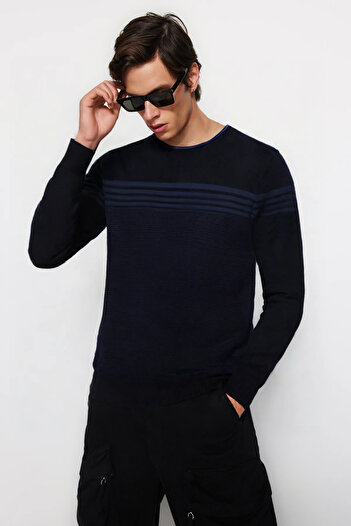 Trendyol Collection Pulover tricotat cu dungi, albastru bleumarin, slim fit, cu decolteu, TMNAW25KZ00029