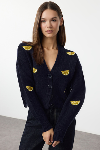 Trendyol Collection Sötétkék V-nyakú hímzett kötött kardigán - puha textúra TWOAW24HI00237