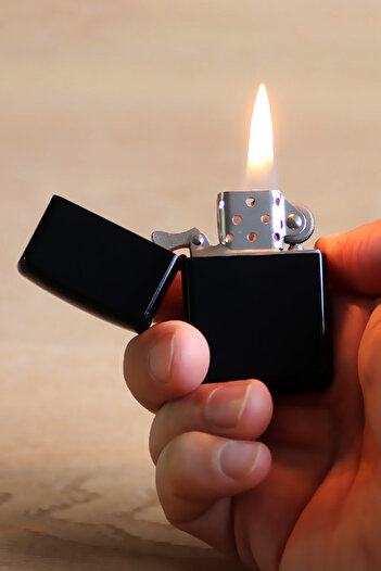 İŞTE BU Kişiye Özel Isimli Kartal Baskılı Benzinli Siyah Zippo Çakmak