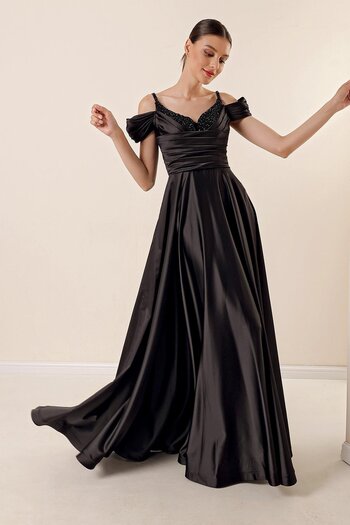 By Saygı Langes Satin-Abendkleid mit Seilträgern, tiefem Ärmel, Steindetails und drapiertem Futter vorne