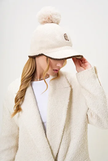 Trend Alaçatı Stili Dámská pletená čepice Ecru Pompom Alc-X13252