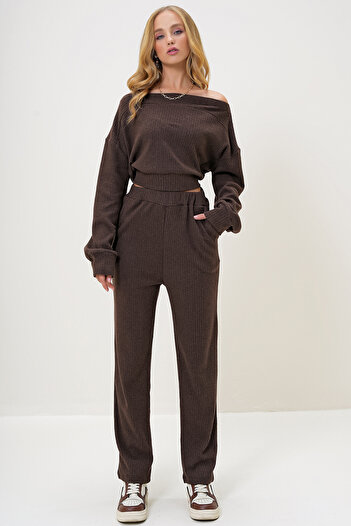 Trend Alaçatı Stili Kadın Kahverengi Kumaş  Madonna Yaka Crop Sweat Ve Paçası Lastikli Pantolon Takım ALC-X13075