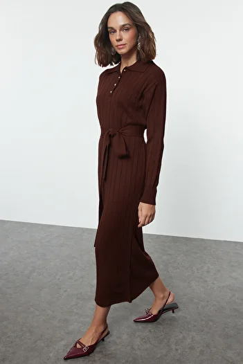 Trendyol Modest Hnědé páskové knoflíky Polo výstřih Pletené zboží Žebrované úpletové šaty Tctaw25Eb00026
