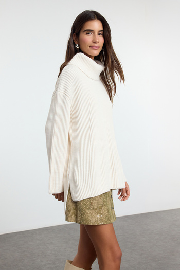 Trendyol Collection Ecru Turtleneck Wide Fit Sweater Twoaw25Kz00394