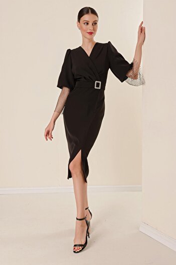By Saygı Großes Kleid mit zweireihigem Kragen, Ballonärmeln und Perlendetail