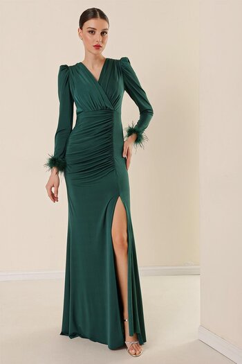 By Saygı Zweireihiges, pelziges, mit Kristallen gefüttertes, langes Kleid aus Kristallstoff