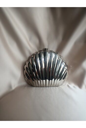 Gül Karatekin Rochie de seară model Oyster Sea Shell din metal argintiu pentru femei și geantă cu curea cu lanț pentru ocazii speciale