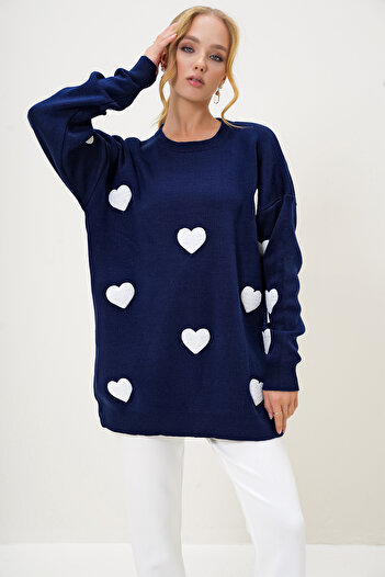 Trend Alaçatı Stili Pulover de damă, albastru bleumarin, cu decolteu rotund, brodat cu inimă, tricotaj supradimensionat ALC-X12992