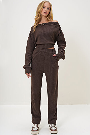 Trend Alaçatı Stili Kadın Kahverengi Kumaş  Madonna Yaka Crop Sweat Ve Paçası Lastikli Pantolon Takım ALC-X13075