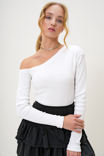 Trend Alaçatı Stili Ecrufarbene Camisole-Bluse mit Boot-Ausschnitt und einer Schulter für Damen ALC-X13068