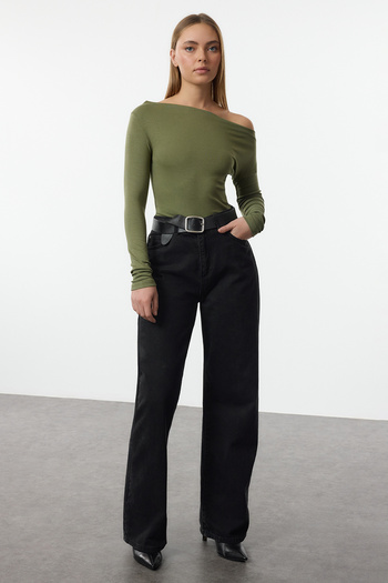 Trendyol Collection Πλεκτή μπλούζα με λαιμόκοψη σε χακί μονόχρωμο μαλακό ύφασμα TWOAW24BZ00227
