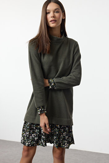 Trendyol Collection Smaragdgrünes, mit Blumen bedrucktes Mini-Tasanik-Strickkleid mit Stehkragen TWOAW25EL00282