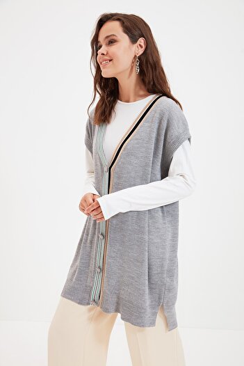 Trendyol Modest Grauer Strickpullover mit Streifen und Kragen und detailliertem Ausschnitt TCTAW22UV0002