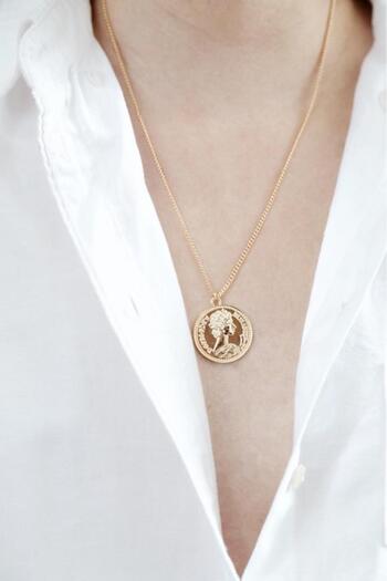 New Obsessions Mera Gold Locket Necklace