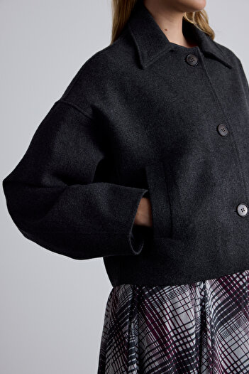 Manuka Anthracite Colored Dori Wool Short Stamp Coat