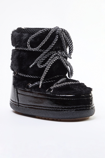 TRENDYOL SHOES Μαύρες γούνινες βελούδινες γυναικείες μπότες χιονιού TAKAW25BO00050