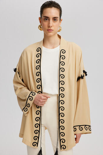 Touché Privé Kimono s přírodní texturou a detailem výšivky
