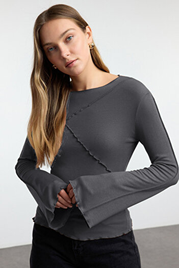 Trendyol Collection Ανθρακί ισπανική μπλούζα με ραβδώσεις με λεπτομέρεια - TWOAW25BZ00244