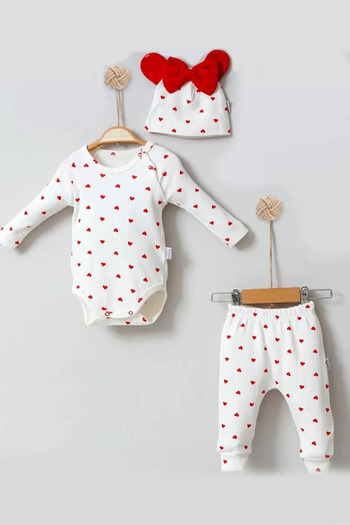 nedo7 3-Piece Baby Girl Set with Heart Patterned Hat