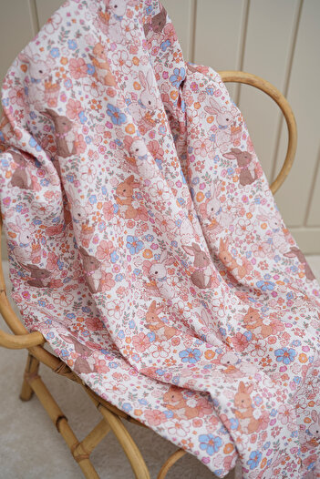 Tuğba Kuğu Bunny Floral εμπριμέ ύφασμα μουσελίνας