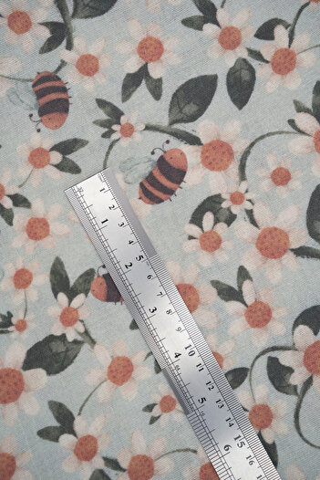 Tuğba Kuğu Baskılı Müslin Kumaş  | Daisies And Bees