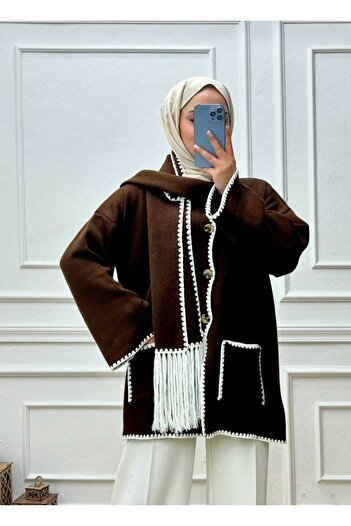 ELİSA Měkká kávová bunda - detail výšivky a šála