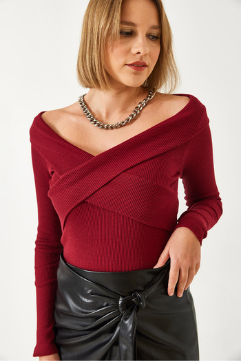 Bianco Lucci Women's Cross-Strapped Finger-Pronged Madonna Collar Blouse 60261056