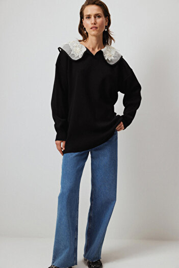 Touché Privé Knitted Sweater with Embroidery Detail