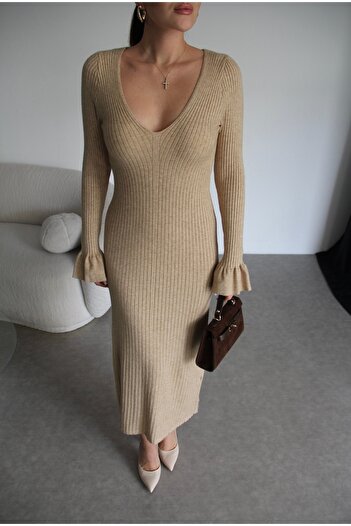 Julidress V-λαιμός φόρεμα από βαμβακερό πλέγμα με λεπτομέρειες από φούστα και μακριά μανίκια.