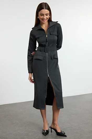 Trendyol Collection Antracitová kapsa na zip Detailní Gabardénová tkanina Midi tkané košilové šaty Twoaw25El00261
