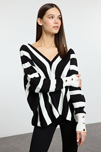 Trendyol Collection Черен трикотажен пуловер с дълбоко V-образно деколте Twoaw25Kz00390