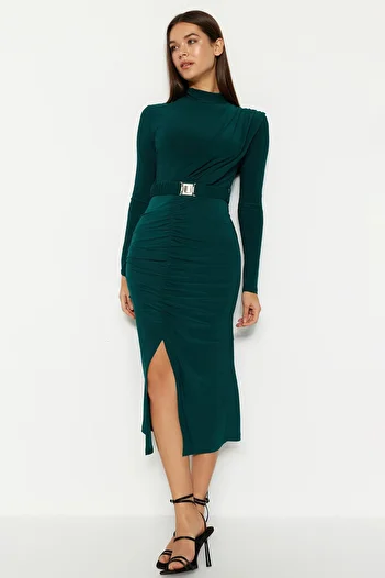 Trendyol Collection Smaragdově zelené vypasované pletené šaty s vysokým límcem TWOAW22EL0434