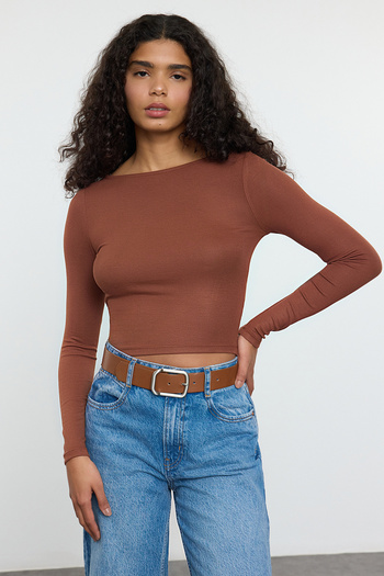 Trendyol Collection Καφέ πλεκτή μπλούζα με λαιμόκοψη με κανονικό μήκος TWOAW25BZ00011