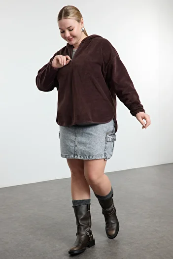 Trendyol Curve Barna vastag polár kapucnis oversize/laza szabású nagyméretű pulóver TBBAW25AO00030