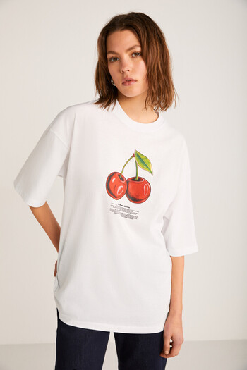 GRIMELANGE Odalys Damen-T-Shirt aus 100 % Bio-Baumwolle, Oversize-Passform, lockerer Schnitt, Kirschdruck, Rundhalsausschnitt, Weiß