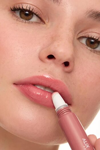 Alix Avien Dolgun Gürünüm ve Nemlendirici Etkili Dudak Parlatıcısı - Silky Care Lipgloss 303 Salmon Pink