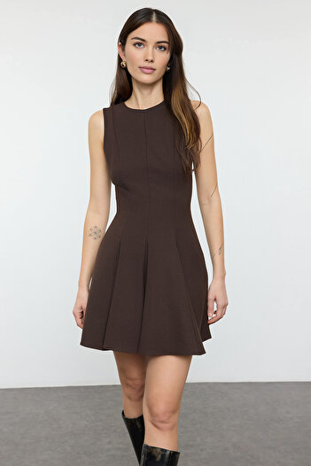 Trendyol Collection Καφέ Etağı - Μίνι υφαντό φόρεμα με λαιμόκοψη με λαιμόκοψη