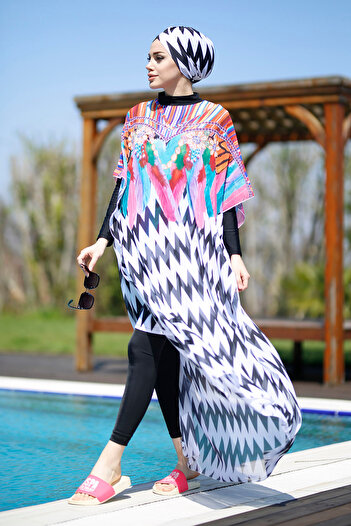 Remsa Mayo Caftan Pareo Zigzag Pearl cu model pe costum de baie Hijab