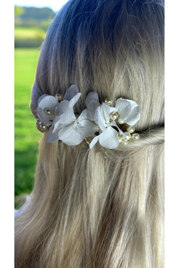 Eva Flore White Floral Bridal Hair Accessory - Hydrangea Pearls, Wedding Comb Buckle Bun