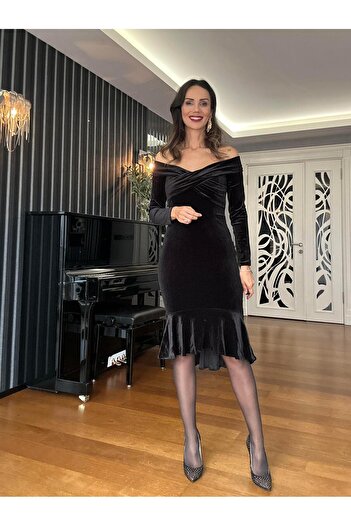 Atelier Derin Siyah Kadife Omuz Dekolteli Eteği Volanlı  Elbise