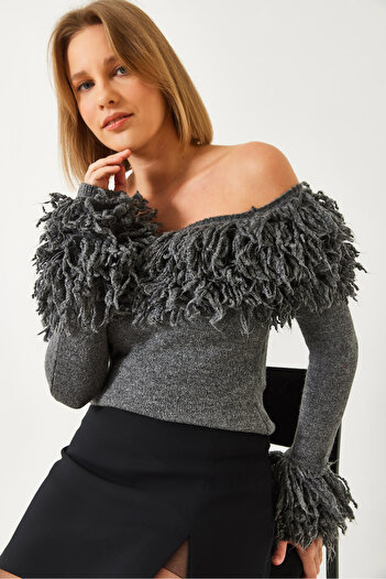 Bianco Lucci Women's Sleeves and Neckline Tassel Madonna Neck Sweater 60261161