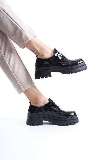 Shoesers Дамски ежедневни черни мокасини с връзки и дебела подметка от лачена кожа