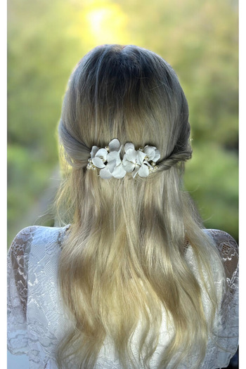 Eva Flore White Floral Bridal Hair Accessory - Hydrangea Pearls, Wedding Comb Buckle Bun