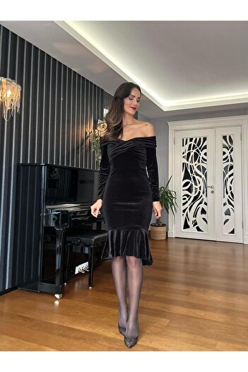 Atelier Derin Siyah Kadife Omuz Dekolteli Eteği Volanlı  Elbise