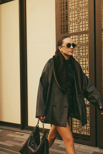 Trendyol Collection Tmavě hnědý oversize kabát z umělé kůže s detailem kožešinového límce Twoaw25Mo00145