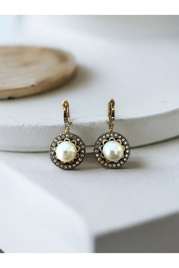 FAYRA ACCESSORIES أقراط اللؤلؤ المستديرة - تفاصيل حجر الكريستال