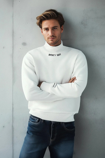Trendyol Collection Ecru rolák s fleecovou výšivkou - Regular Fit TMNAW22SW0718